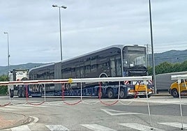 Primer tranvibús encargado para prestar servicio en Murcia, este lunes en las cocheras municipales.