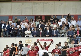 Moreno, en la segunda fila del palco junto a Antelo, de Vox.