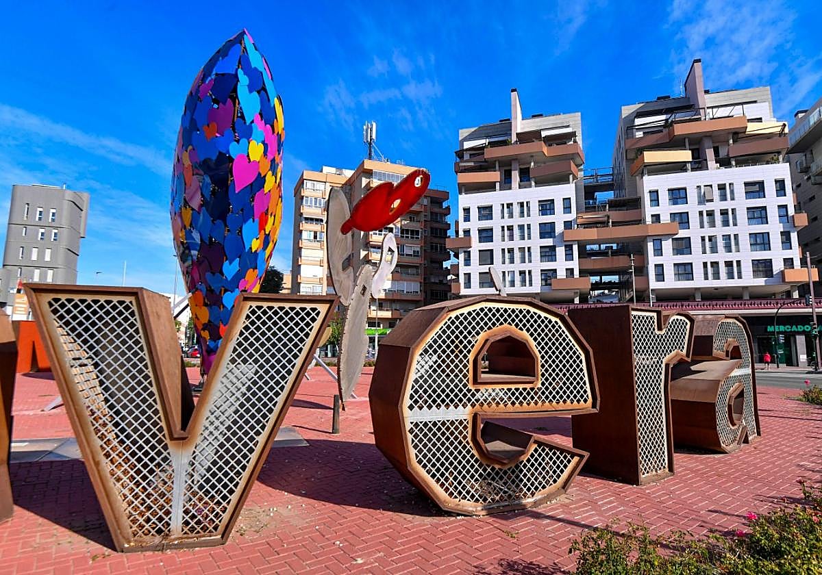 Uno de los cactus de Oppenheim, detrás del rótulo.