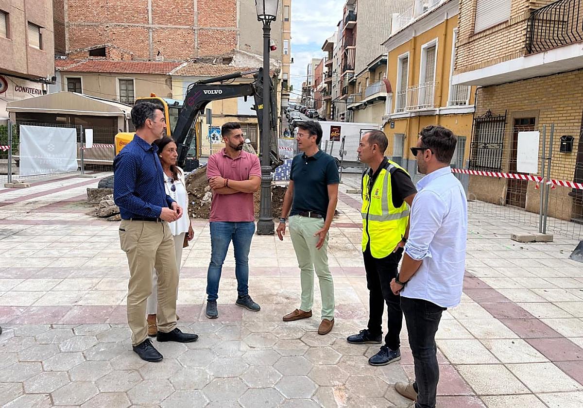 Autoridades y técnicos municipales, ayer, durante la visita a la zona de las obras.