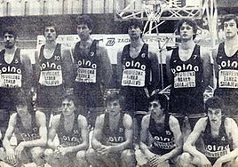 Plantilla del Bosna Sarajevo campeón de Europa en 1979. Delibasic, gran estrella del momento, el primero por abajo con el número 12.