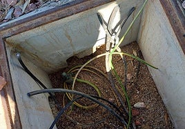 Arqueta con el cable robado.