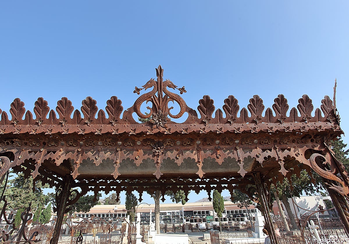 Tumba de Norberto Morales, de principios del siglo XX, la única del cementerio de Mazarrón adornada con dragones.