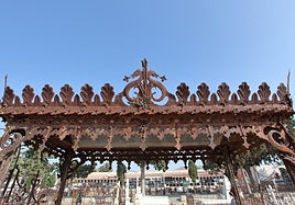 Tumba de Norberto Morales, de principios del siglo XX, la única del cementerio de Mazarrón adornada con dragones.