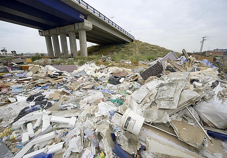Basuras junto a la mota del Reguerón bajo la Avenida de Levante, uno de los principales vertederos ilegales detectados.
