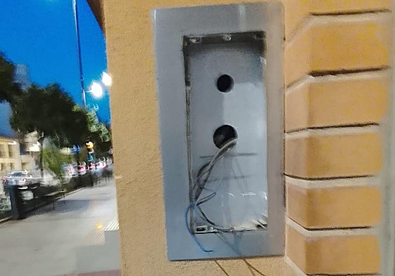Uno de los porteros automáticos que han sido arrancados de la pared en un bloque de viviendas.