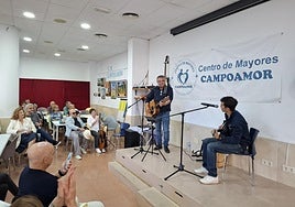 Los usuarios del centro de mayores durante una actividad musical.