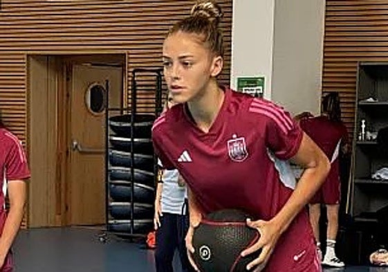 Carla Castiñeyras, en un entrenamiento con España sub-17.