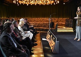 La doctora en Periodismo y licenciada en Ciencias Económicas y Empresariales Constanza García, de Telefónica, durante su ponencia en la presentación de la cuarta edición de 'Quién es Quién', en Odiseo.