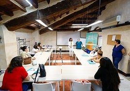 Ana Belén Martínez y Pilar Fernández se dirigen a las participantes