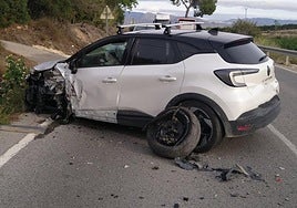El estado de uno de los dos vehículos tras el choque en la carretera.