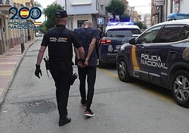 Uno de los implicados en el momento de la detención.