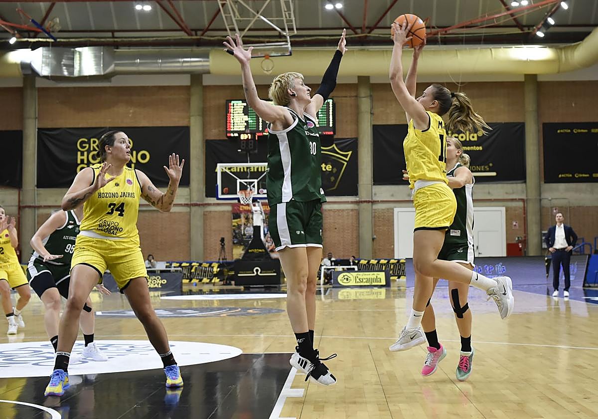 Mataix pretende asistir a Massey, que queda sola una vez recibida la ayuda defensiva de Gil.