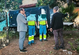 El pedáneo de Murcia Oeste supervisa el desalojo de la peña huerta ocupada en el Malecón.