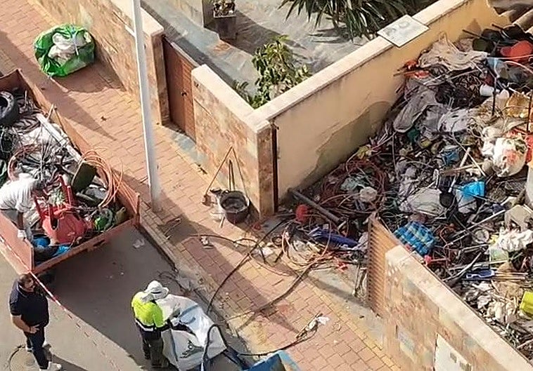 Operarios municipales sacan los escombros acumulados en el chalé, este miércoles.