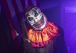 Un hombre disfrazado de payaso terrorífico en una celebración de Halloween de Cartagena.