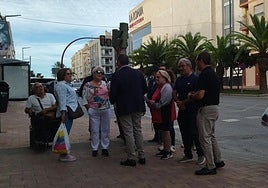 Concejales y vecinos frente a uno de los pasos de peatones de la avenida Adolfo Suárez.