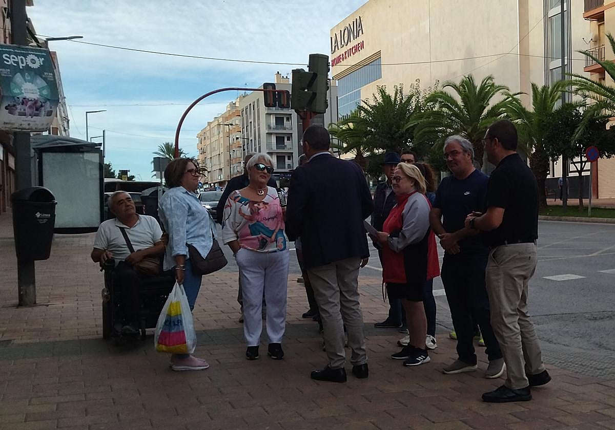 Concejales y vecinos frente a uno de los pasos de peatones de la avenida Adolfo Suárez.