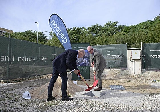 El director de Rosso Inmobiliaria, Javier Alonso, junto al concejal delegado de Planificación Urbanística, Huerta y Medio Ambiente del Ayuntamiento de Murcia, Antonio Navarro, durante el acto.