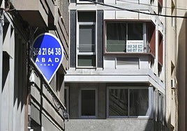 Casas en venta en las calles de Murcia, en una foto de archivo.