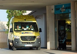 Un equipo médico en una ambulancia en la puerta del SUAP de San Javier.