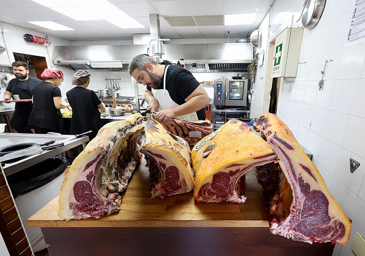 Imagen principal - El templo de las chuletas a la brasa está en Javalí Nuevo