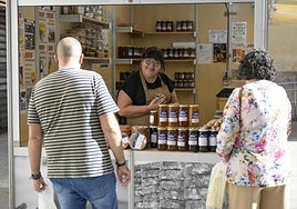María Dolores Ramírez en su puesto de productos tradicionales en la plaza de San Pedro, este jueves.