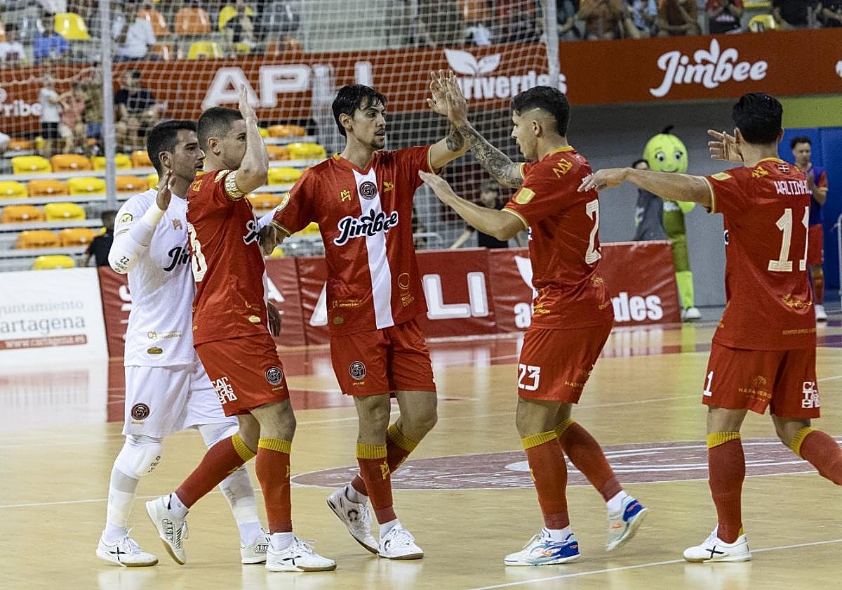 Los jugadores del Jimbee Cartagena celebran un gol en el partido ante el Alzira.