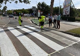 Operarios repintando un paso de peatones, ayer, en Altorreal.