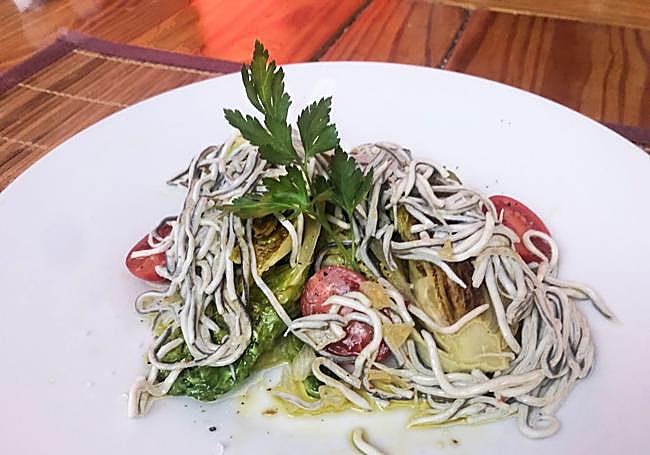 'Perdices de la huerta' con salteado de gulas