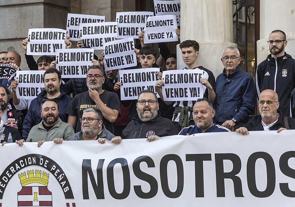 Aficionados del Cartagena en la manifestación de la Federación de Peñas del pasado 15 de mayo.