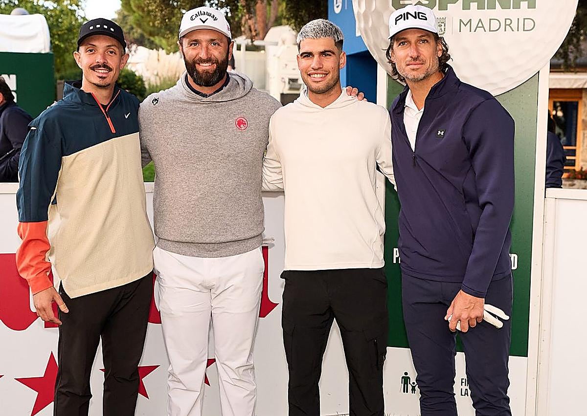 Imagen secundaria 1 - 2024. La primera partida de Borja Vera (d) con Carlos Alcaraz (al lado) en el campo de Lo Romero Golf (Pilar de la Horadada). | 2025. Foto oficial de la partida del proam madrileño. Vera (i), Rahm, Alcaraz y el tenista Feliciano López.