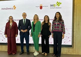 Pedreño suscribió el acuerdo con Marta Moreno (c), de AstraZeneca.