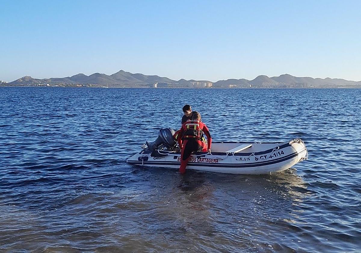 Los bomberos de Cartagena en el momento del rescate.