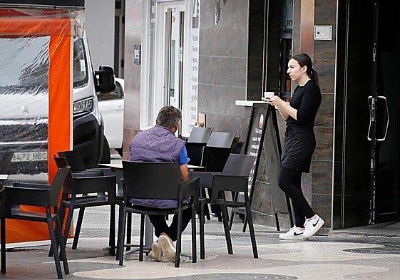 Una camarera en una terraza de Cartagena en una imagen de archivo.
