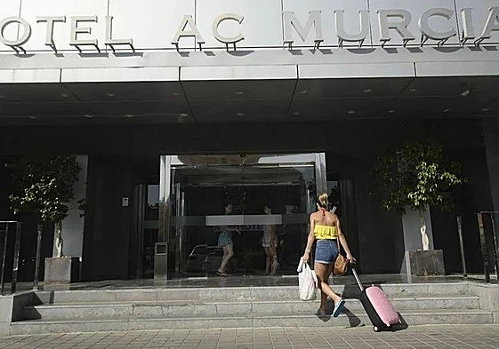 Una viajera entra en un hotel de Murcia en una imagen de archivo.