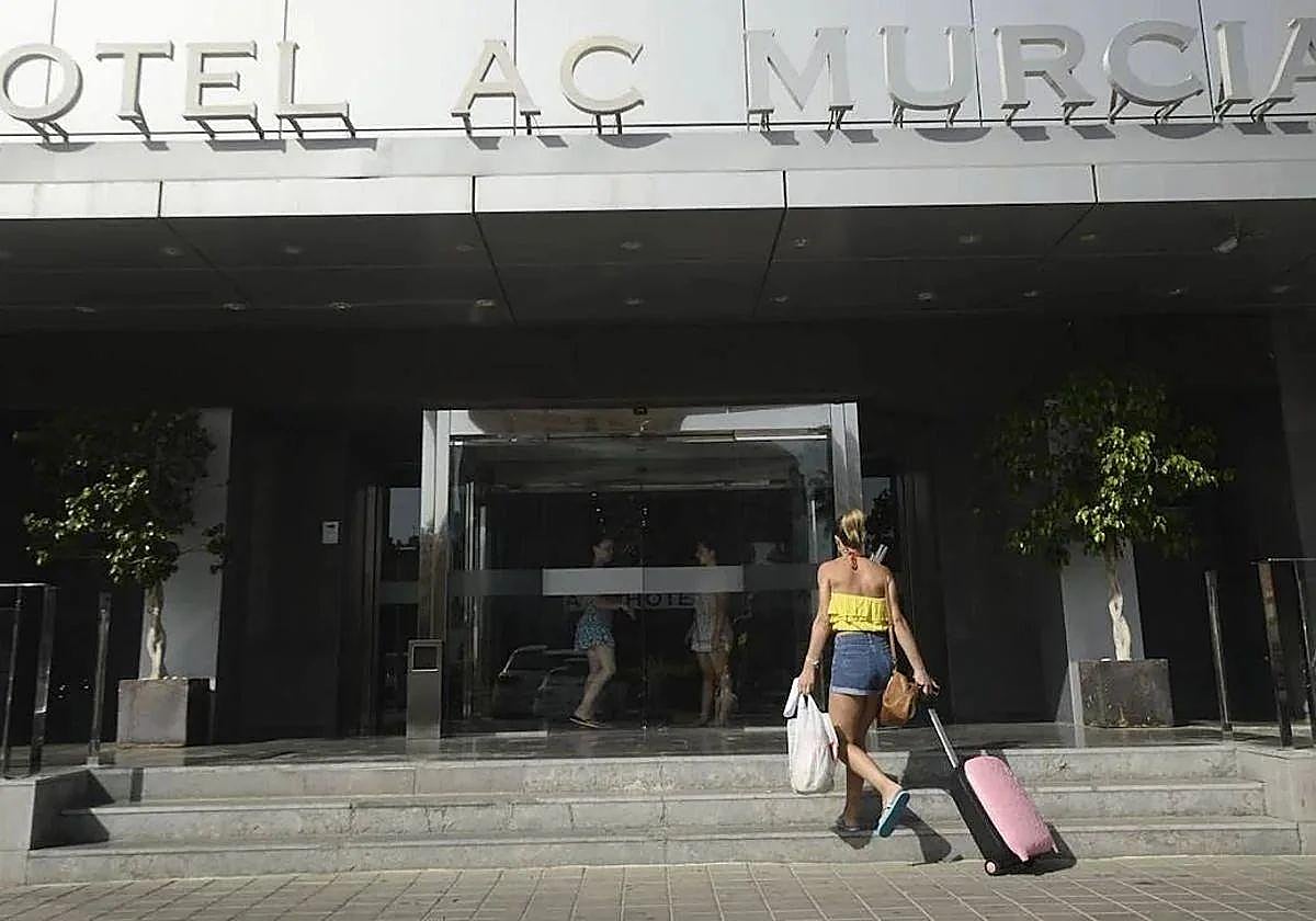 Una viajera entra en un hotel de Murcia en una imagen de archivo.