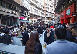 Barras instaladas durante una 'tardebuena' en la calle Pérez Casas.