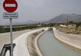 El canal del Trasvase, a su paso por Albatera.