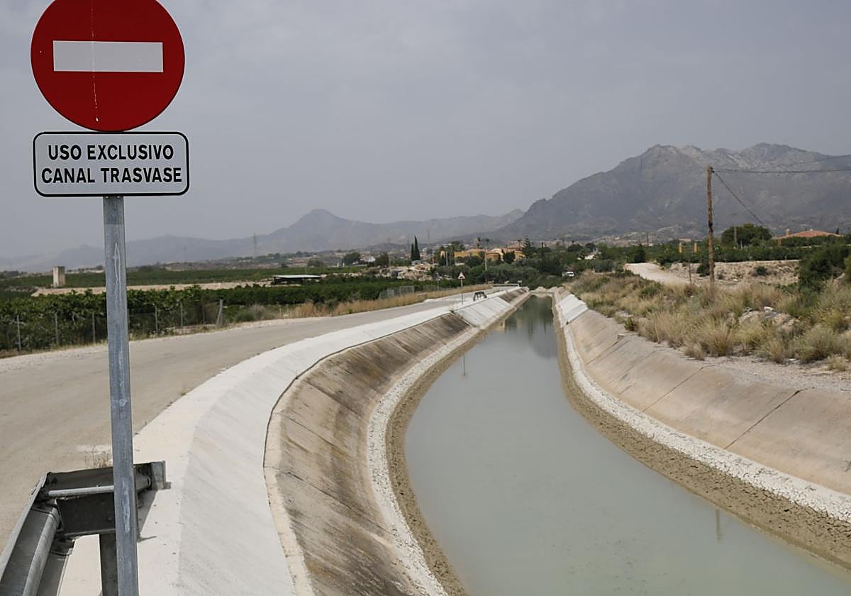 El canal del Trasvase, a su paso por Albatera.