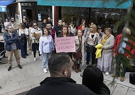 Protesta contra el acoso escolar en un colegio de Vigo, este viernes.