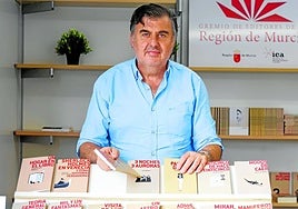 El editor y escritor Javier Castro Flórez (Plasencia, 1966), con algunos libros de su catálogo.