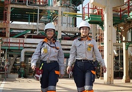 Dos empleadas del complejo industrial de Repsol en Escombreras.