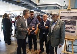Asistentes al congreso visitan una exposición en el CIM.