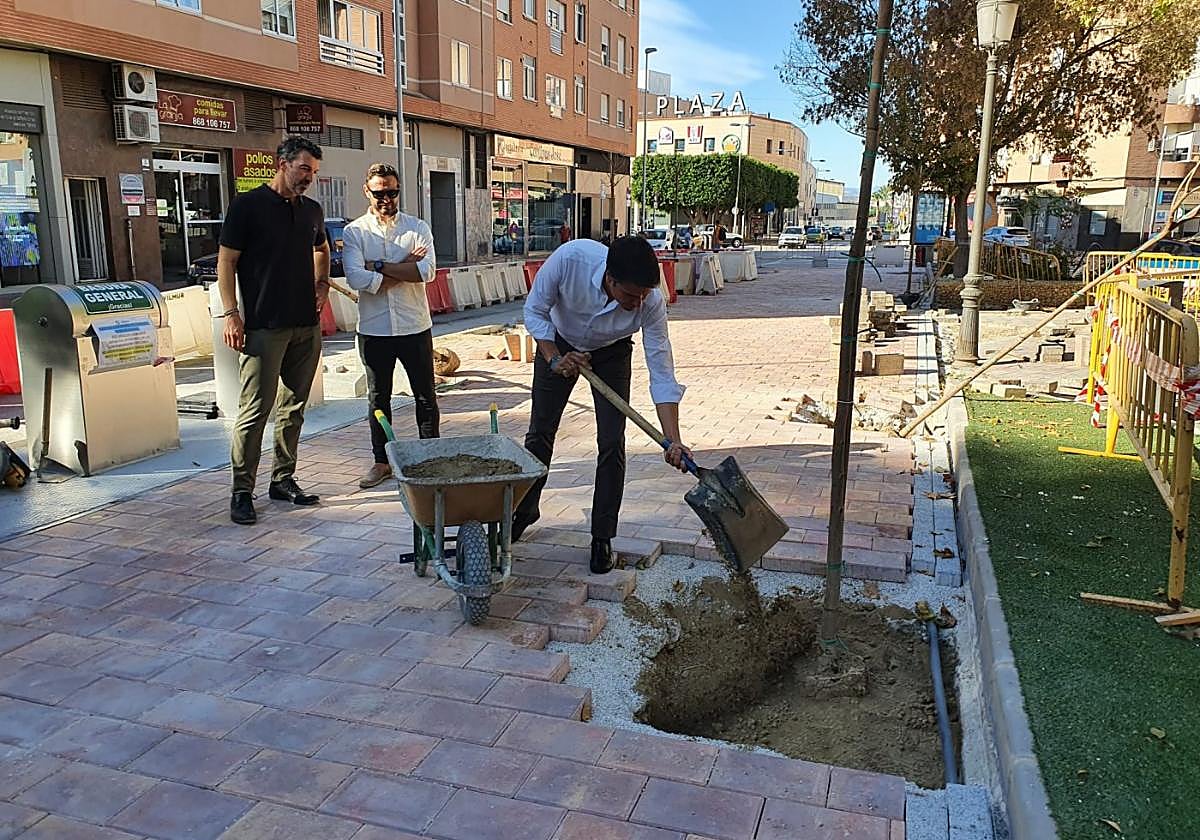El alcalde, José Ángel Alfonso, echa tierra ayer en un alcorque.