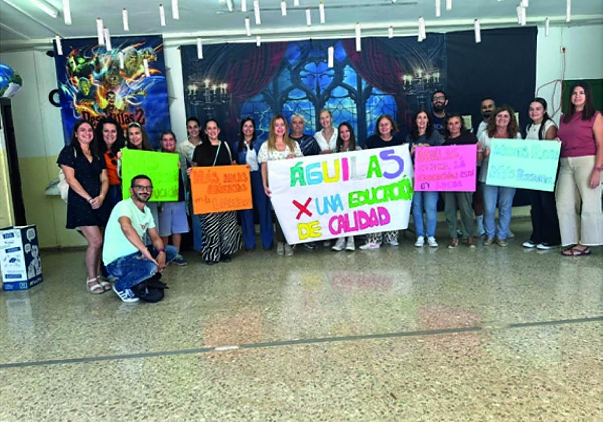Concentración en uno de los centros educativos de Águilas.