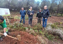 El consejero de Medio Ambiente, Universidades, Investigación y Mar Menor, Juan María Vázquez, visita en Calblanque las actuaciones de silvicultura adaptativa.