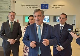 El consejero de Medio Ambiente, Juan María Vázquez, con la secretaria autonómica María Cruz Ferreira, en el Comité Europeo de las Regiones en Bruselas.