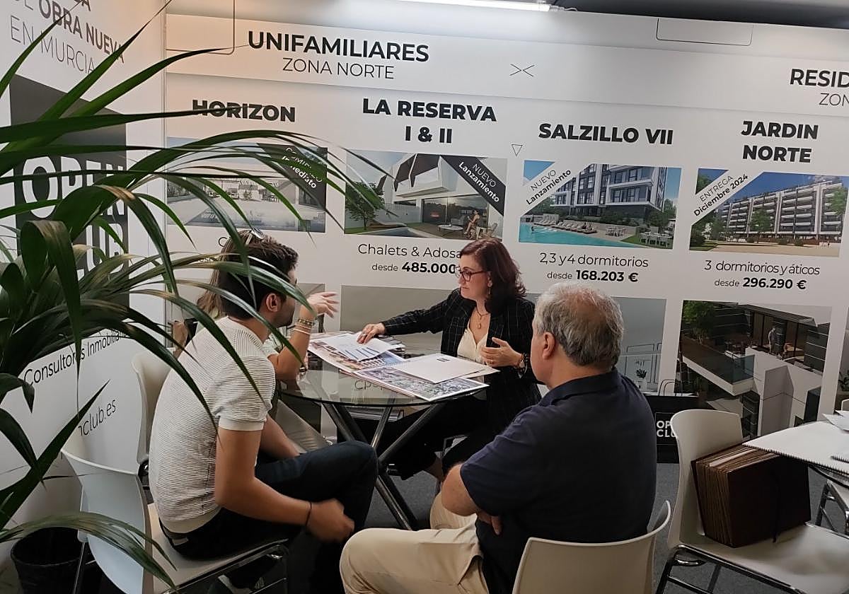 Una agente inmobiliaria mantiene una reunión con una familia interesada en adquirir una propiedad en la pasada edición de Reside.