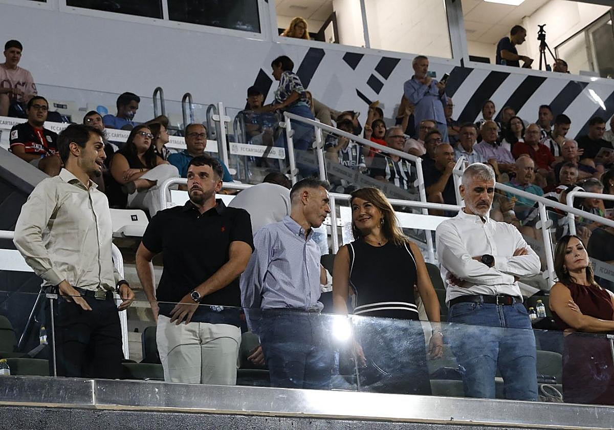 Alejandro Arribas, el concejal José Martínez, Víctor Alonso, la edil Cristina Mora y José Luis Castellano, de Inmhogares, en el palco del Cartagonova antes del partido contra el Atlético Madrileño.